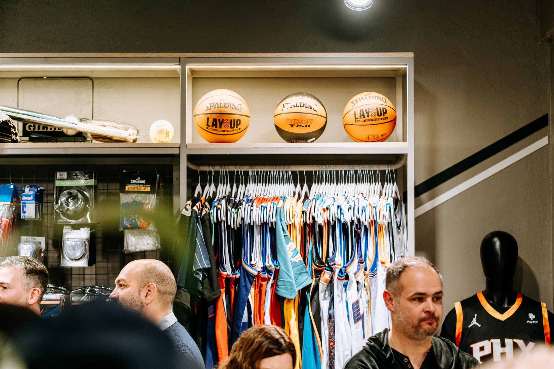 Interior del local: camisetas, pelotas y accesorios