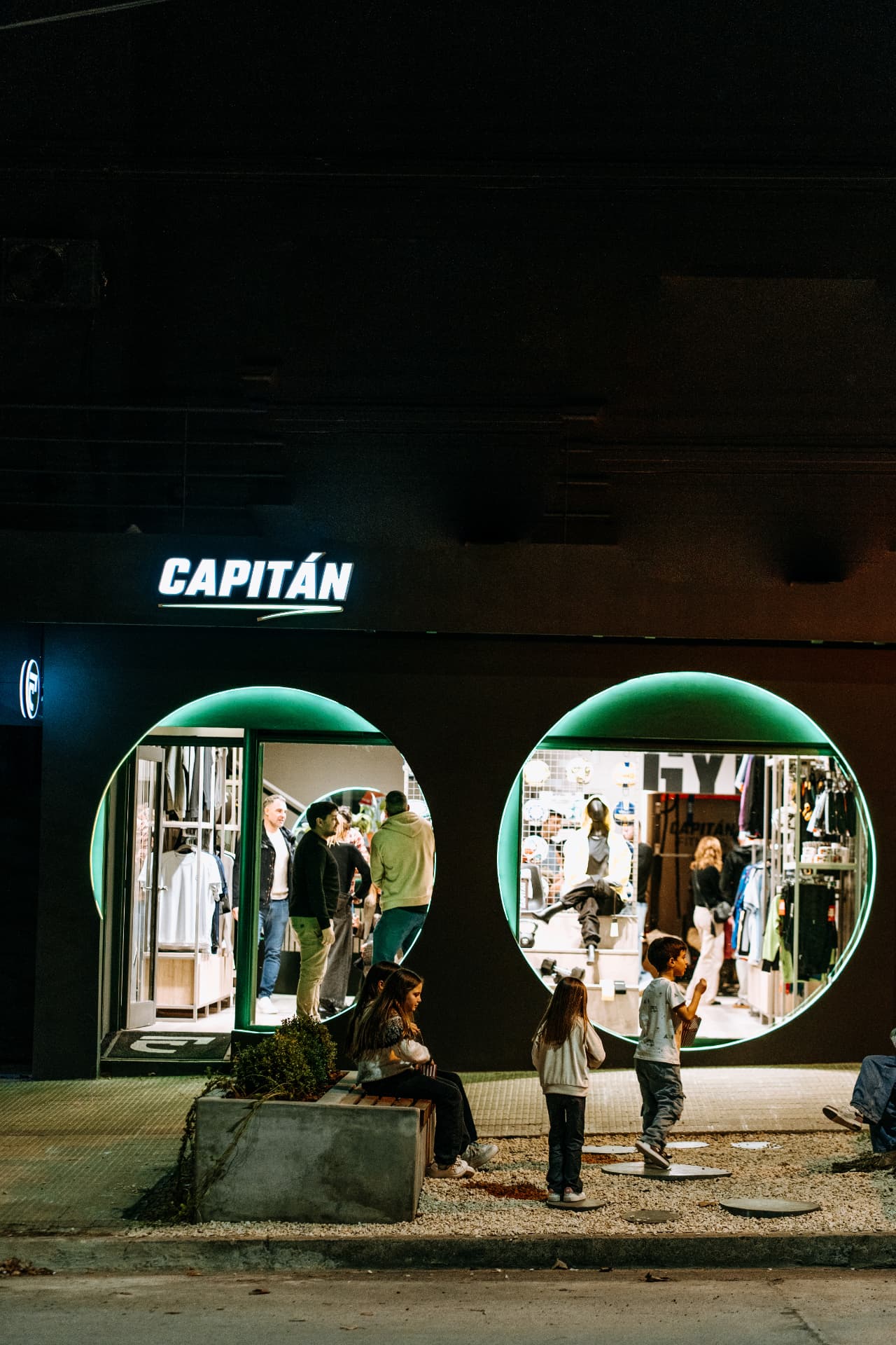 Vidrieras del local de Capitán en Av. Buzón 269, Tandil