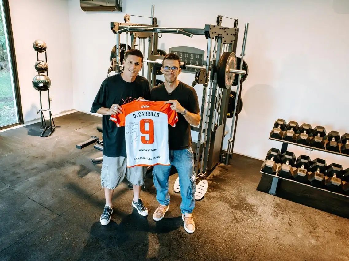 Guido Carrillo junto a Agustín García Mancini de Capitán Deportes